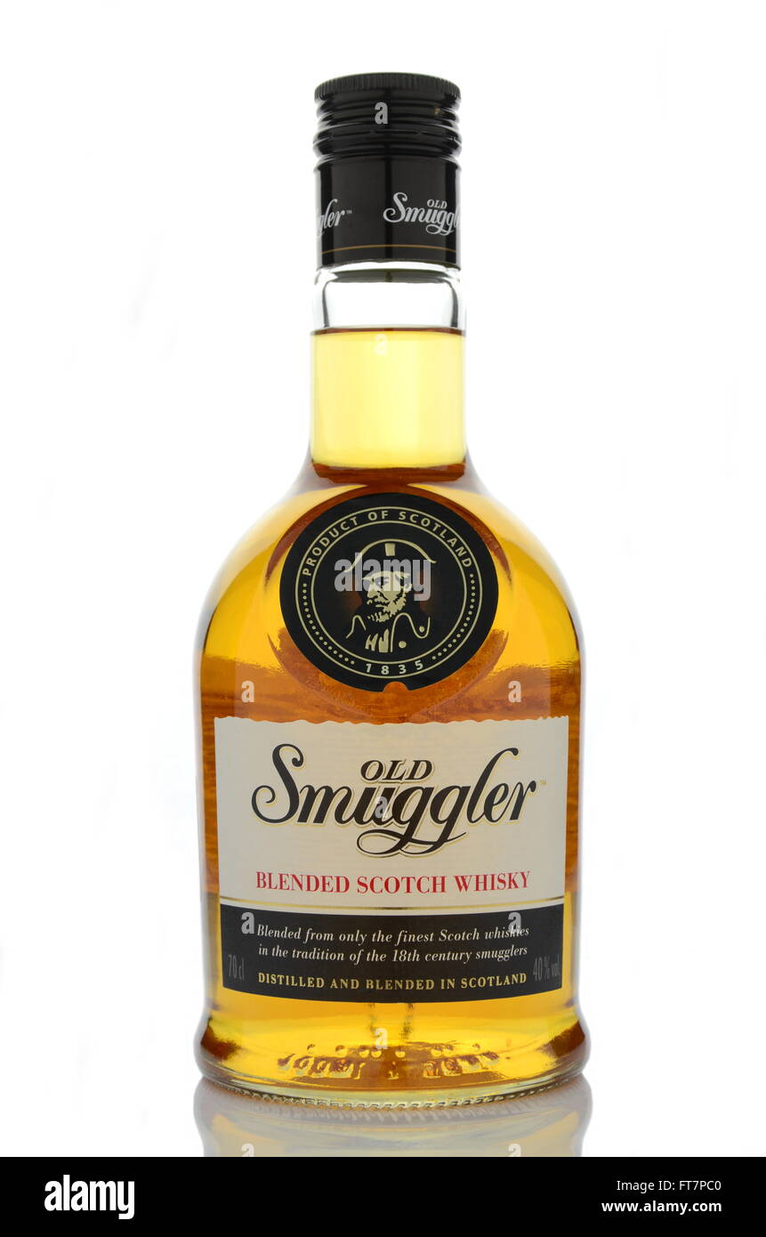 Alten Schmuggler Whisky isoliert auf weißem Hintergrund. Stockfoto