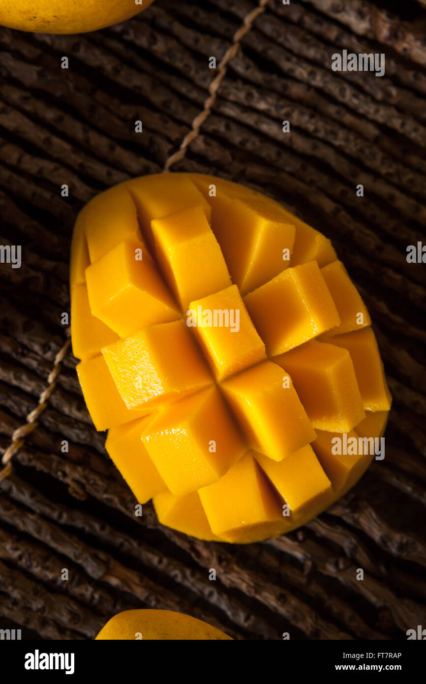 Rohe organische gelben Mangos essfertig Stockfoto