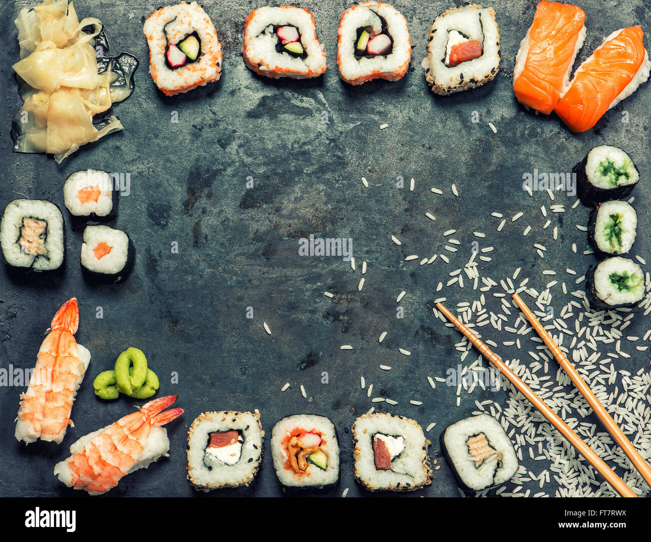 Sushi-Rollen, Maki, Nigiri, Lachs, Wasabi, Garnelen, Thunfisch, Tofu, Reis, Avocado, eingelegten Ingwer. Hintergrund der asiatischen japanisches Essen. VI Stockfoto
