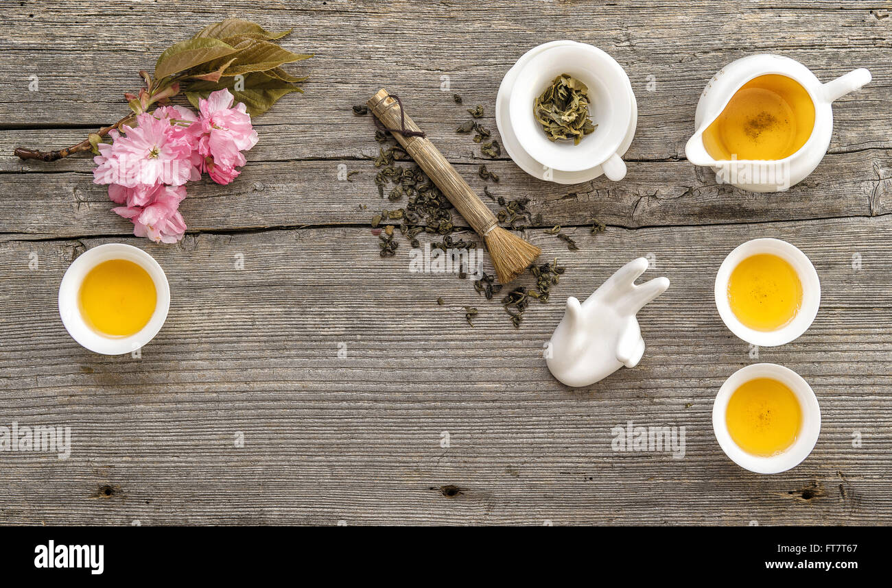 Traditionelle asiatische Tee-Zeremonie. Teekanne und Tassen auf rustikalen Holztisch Stockfoto