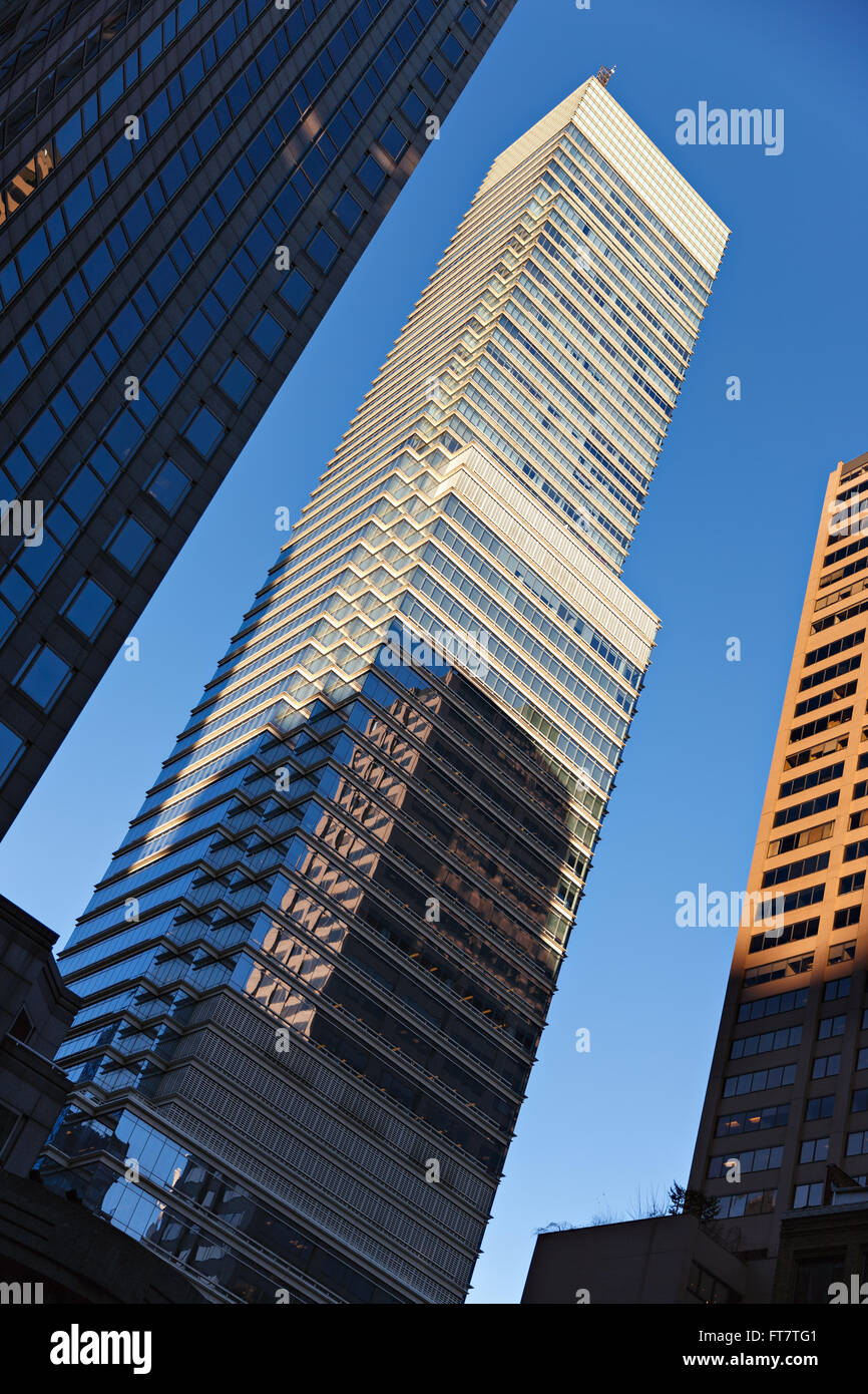 Bloomberg-Turm (auch bekannt als Alexanders) bei Sonnenuntergang am 731 Lexington Avenue, Manhattan, New York City Stockfoto