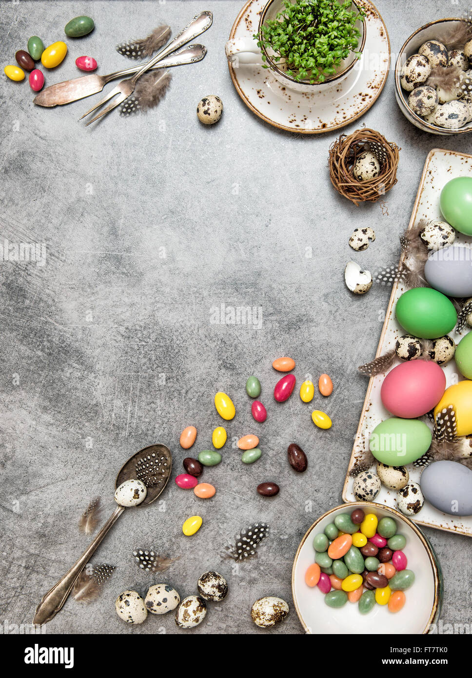 Ostern Tischdekoration mit gefärbten Eiern und Süßigkeiten. Ansicht von oben Stockfoto