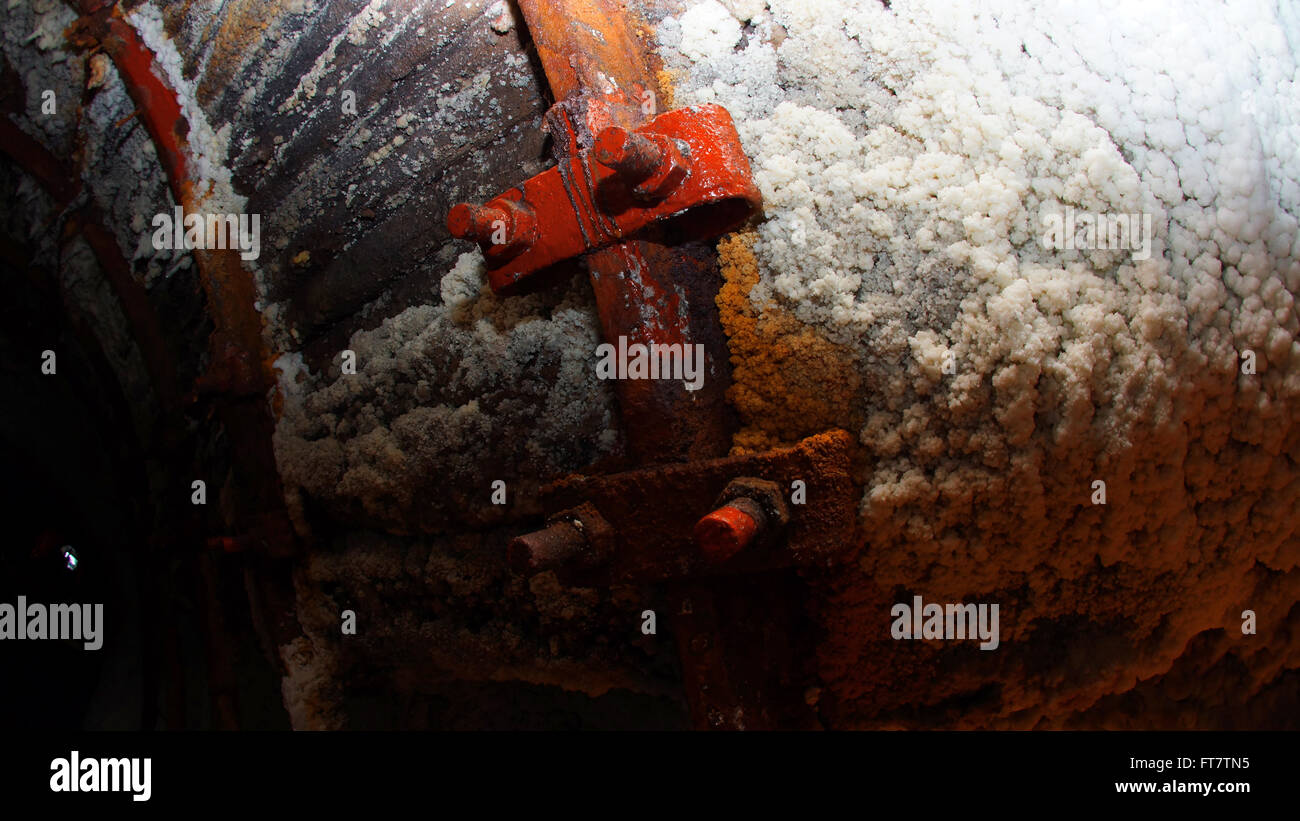 Alte korrodierte Metall Unterstützung in einem Salzbergwerk Stockfoto