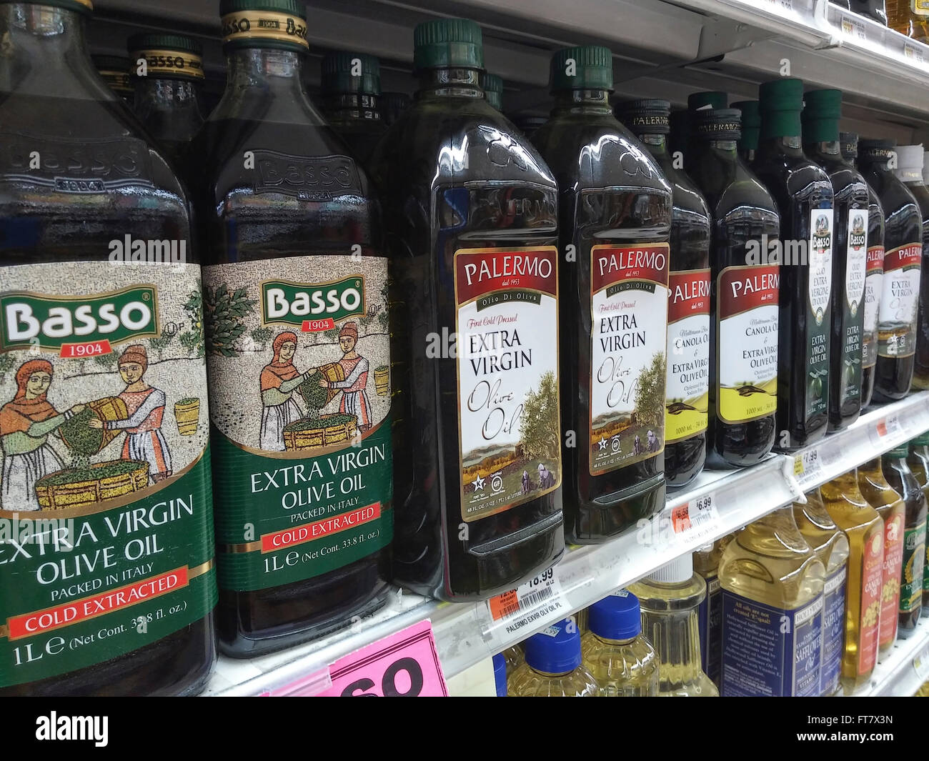 Flaschen importierte Olivenöl und Oliven-Öl-Mischungen werden auf Montag, 21. März 2016 auf einem Supermarktregal in New York gesehen.  (© Richard B. Levine) Stockfoto