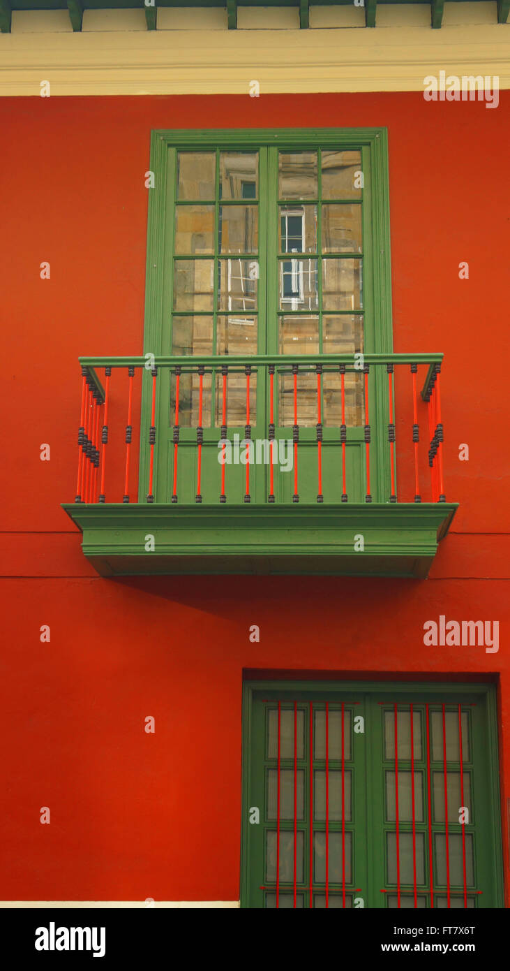 Grüner Balkon von Haus im Kolonialstil, La Candelaria in der Innenstadt von Bogota Stockfoto