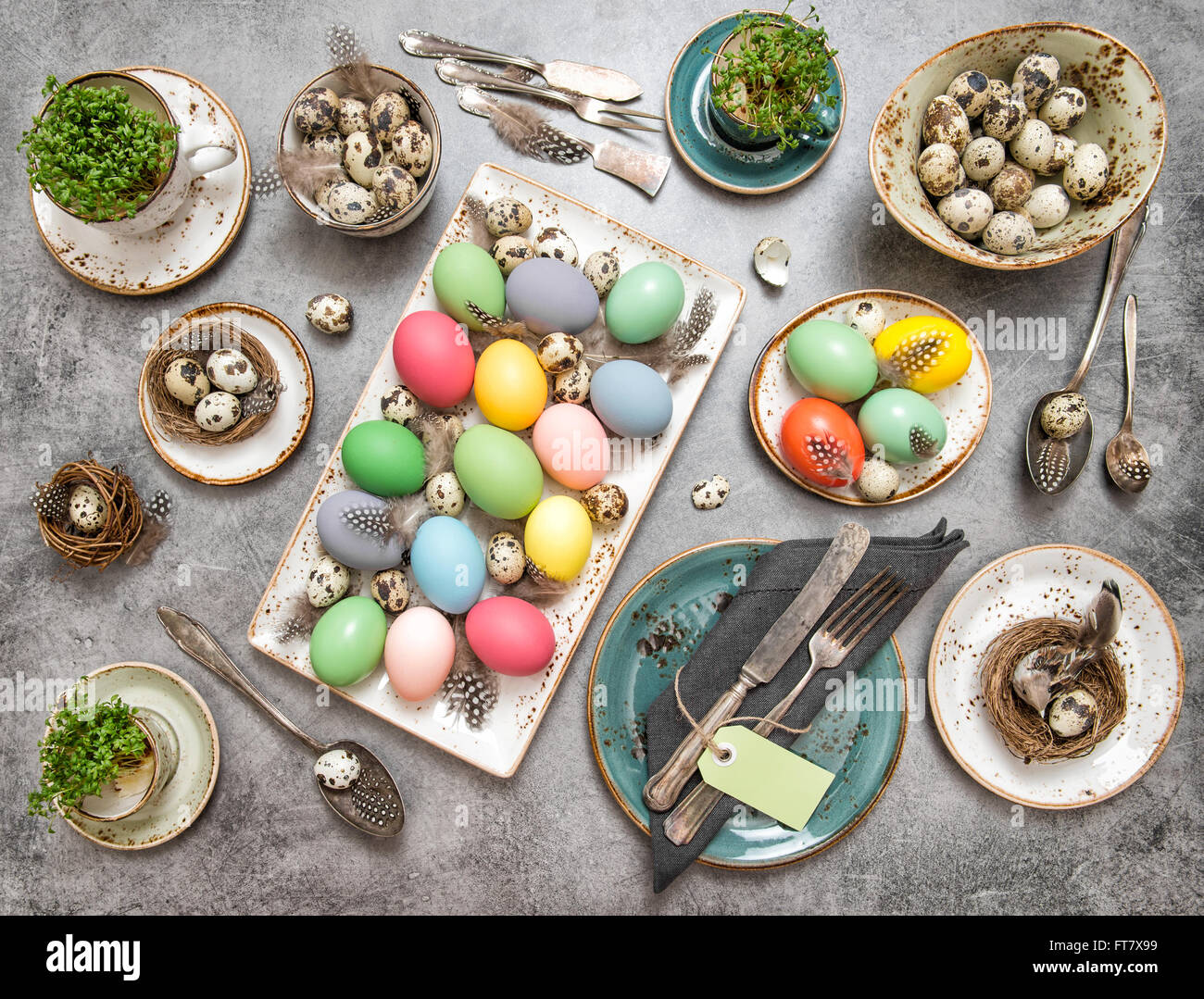 Ostern Gedeck Tischdekoration mit gefärbten Eiern und Vintage Besteck. Retro-Stil getönten Bild Stockfoto