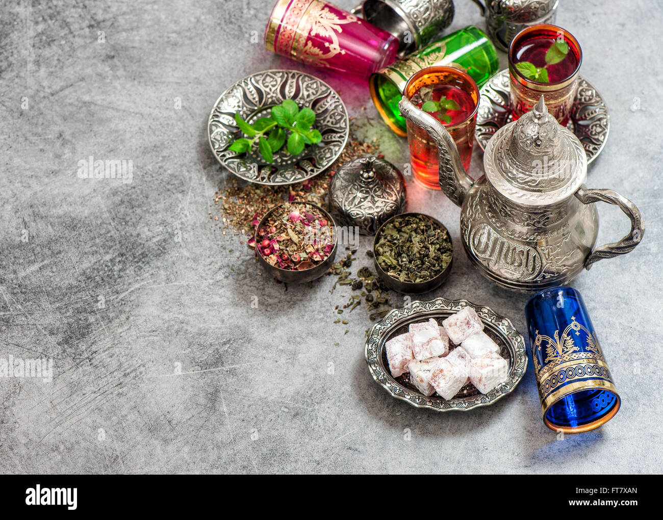 Tee mit Minze und rosa Blüten. Orientalische Gastfreundschaft Konzept. Urlaub Tischdekoration. Ramadan kareem Stockfoto