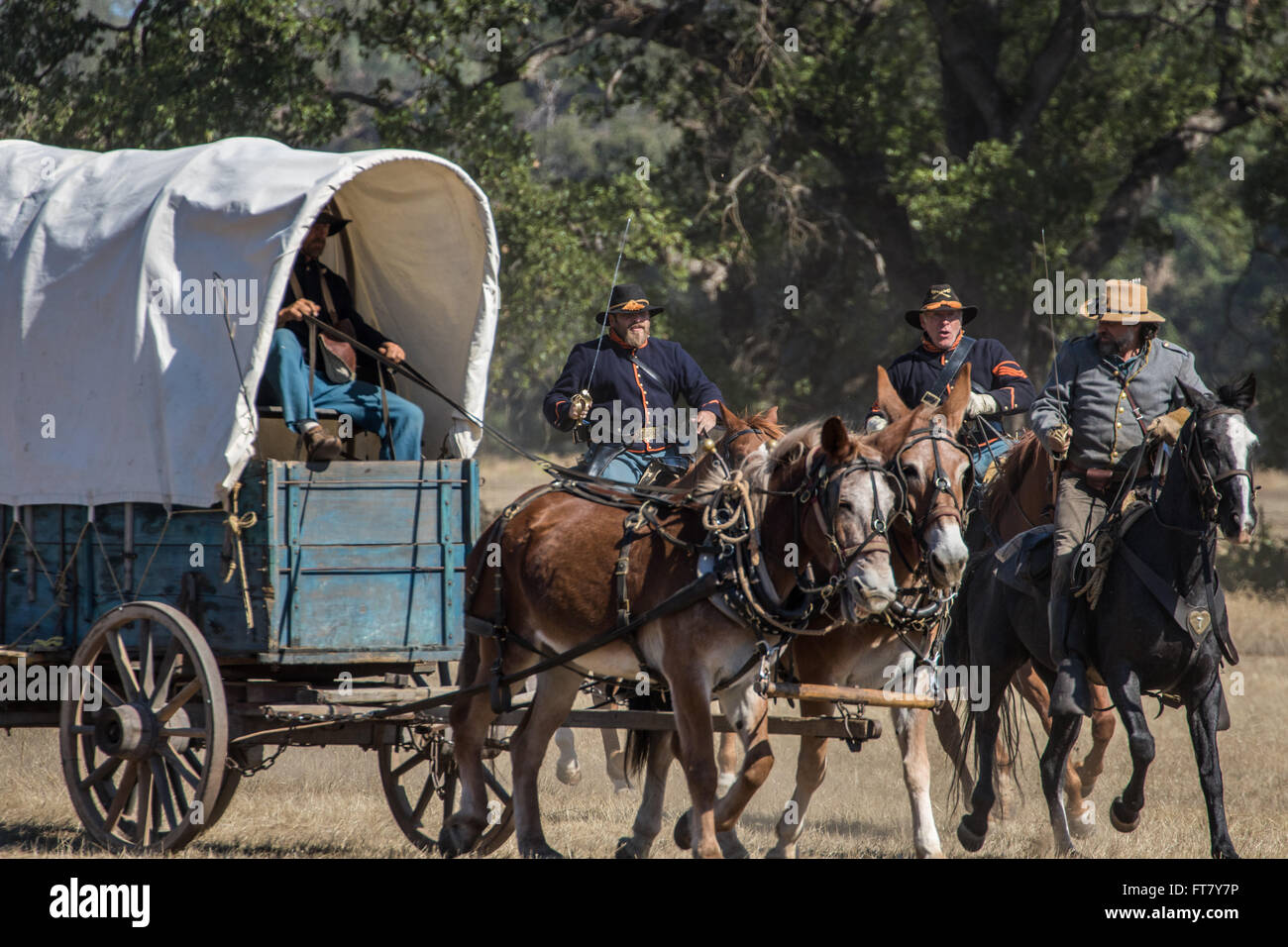Ein amerikanischer Bürgerkrieg Wagen und Escorts in Reenactment in Anderson, Kalifornien. Stockfoto