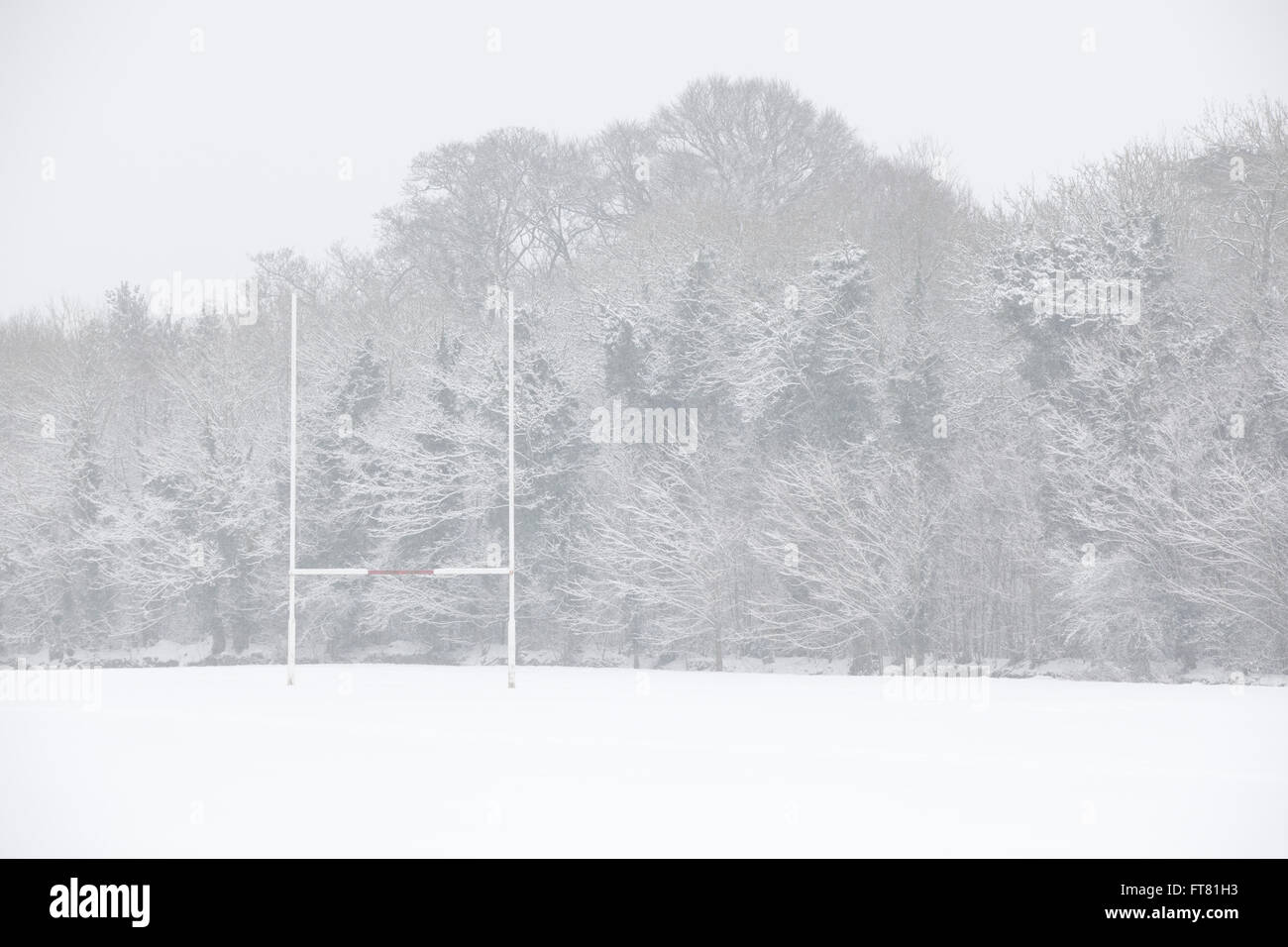 Ein Sportplatz im Vereinigten Königreich mit Rugby-Beiträge in einer dicken Schicht Schnee verhindert jegliche Spiel oder sportliche Aktivitäten auf dem gefrorenen Rasen bedeckt. Stockfoto