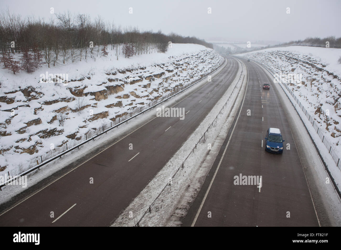 Die leeren A419 in der Nähe von Cirencester, Gloucestershire in Großbritannien. Zur Veranschaulichung, wie ein schweren Sturz der Winterschnee Verkehr zum Erliegen gebracht hat. Stockfoto