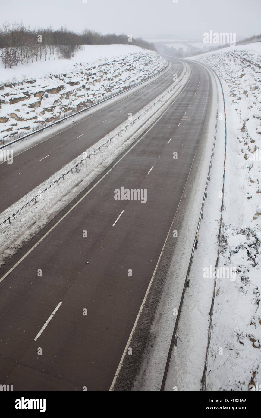 Die leeren A419 in der Nähe von Cirencester, Gloucestershire in Großbritannien. Zur Veranschaulichung, wie ein schweren Sturz der Winterschnee Verkehr zum Erliegen gebracht hat. Stockfoto