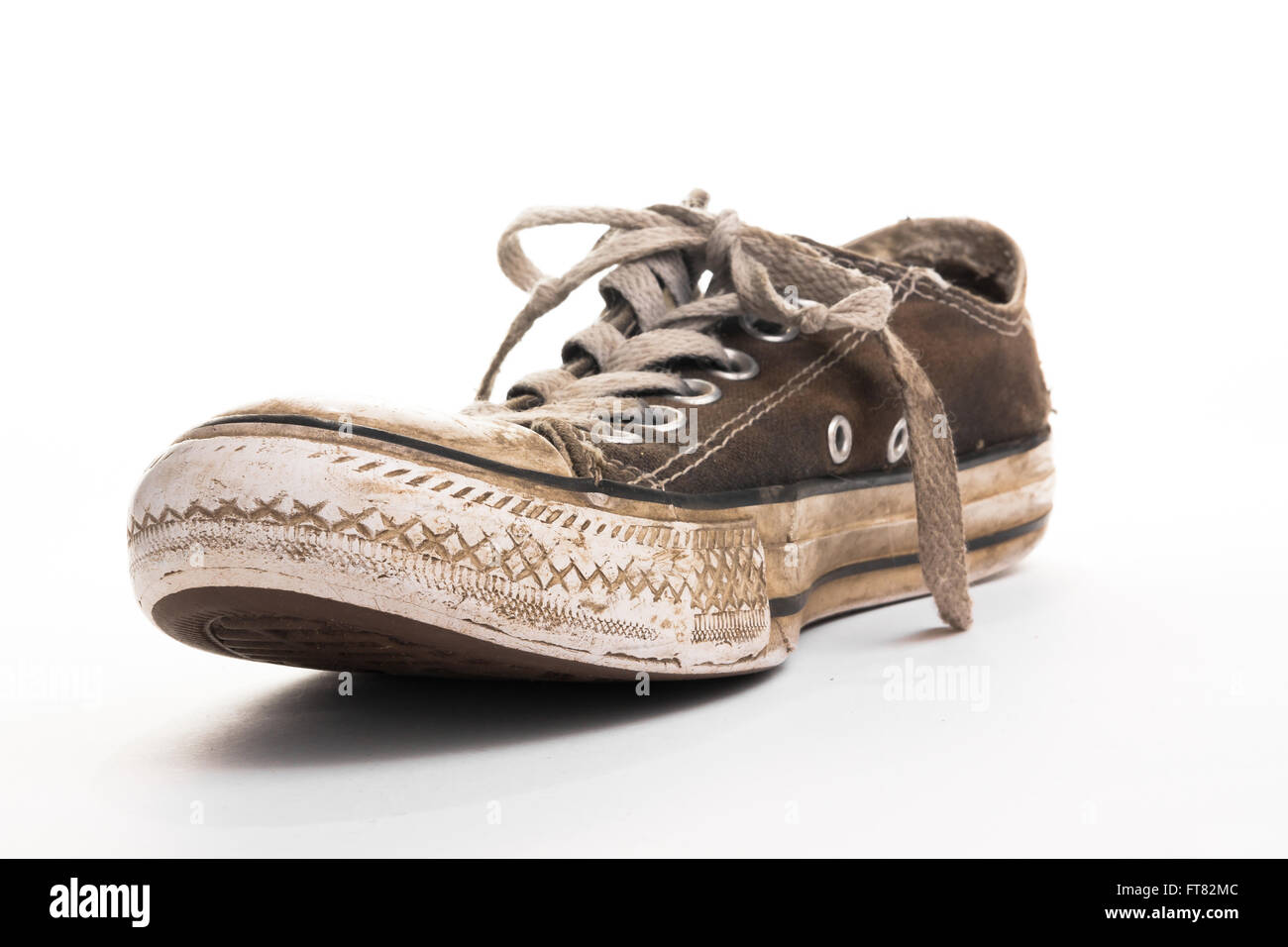 Sehr schmutzig und schlammig Sneaker auf einer weißen Fläche Stockfoto
