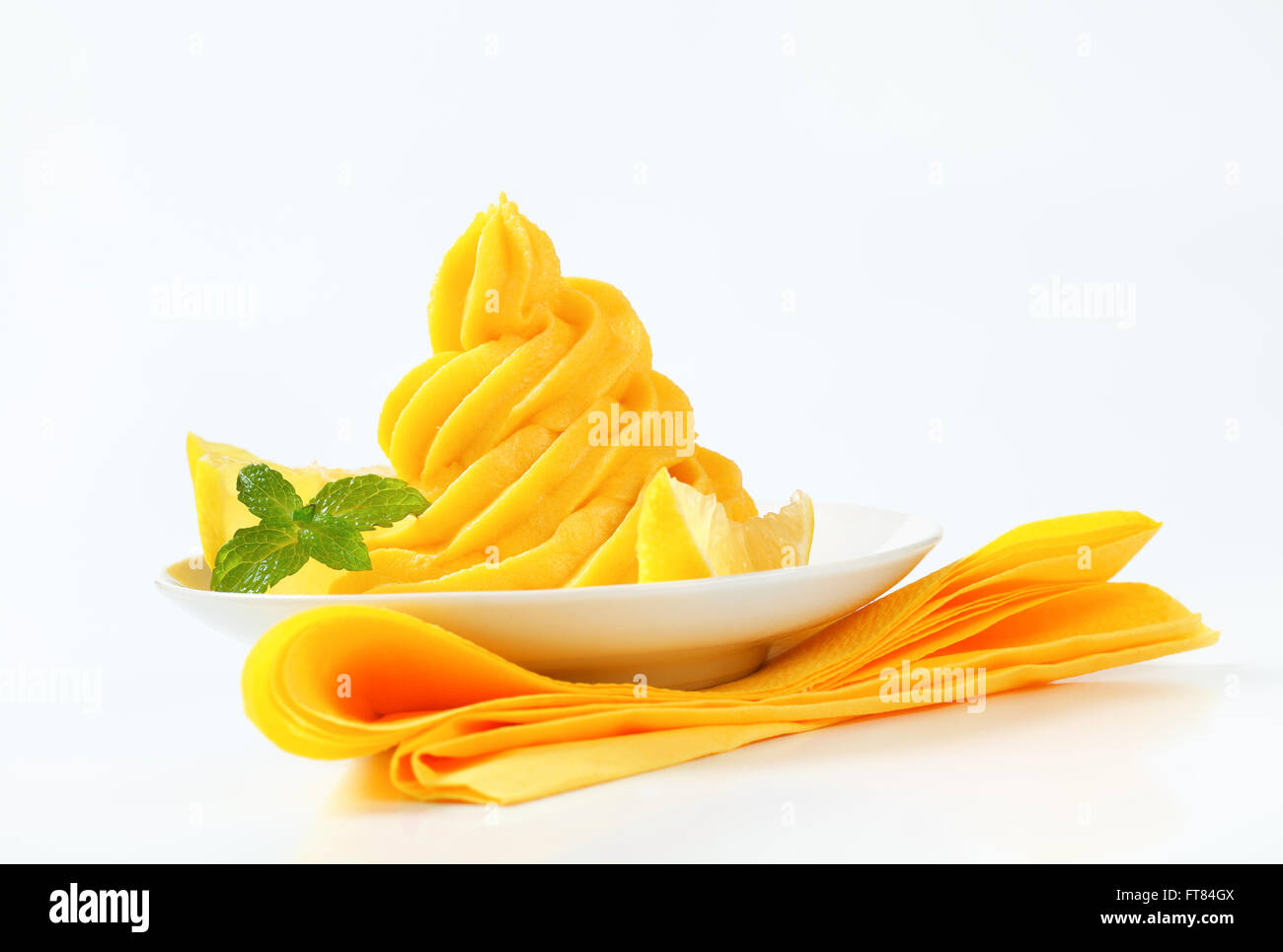 Strudel der gelbe Creme mit Zitronenvierteln garniert Stockfoto