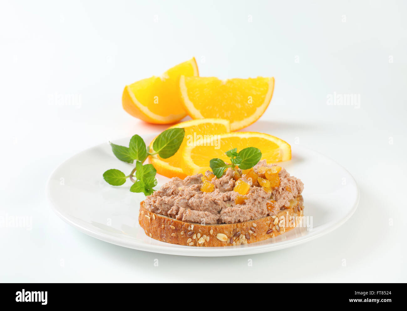 Vollkornbrot mit Fleisch zu verbreiten und kandierten Orangenschalen Stockfoto