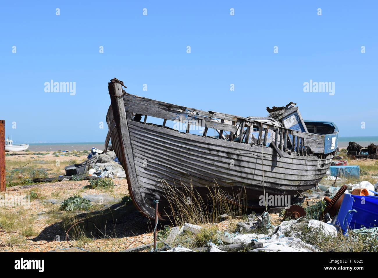 Angeln Boot ruht in Dungeness, Kent am Strand angespült. die einzige offizielle UKs-Wüste. Stockfoto