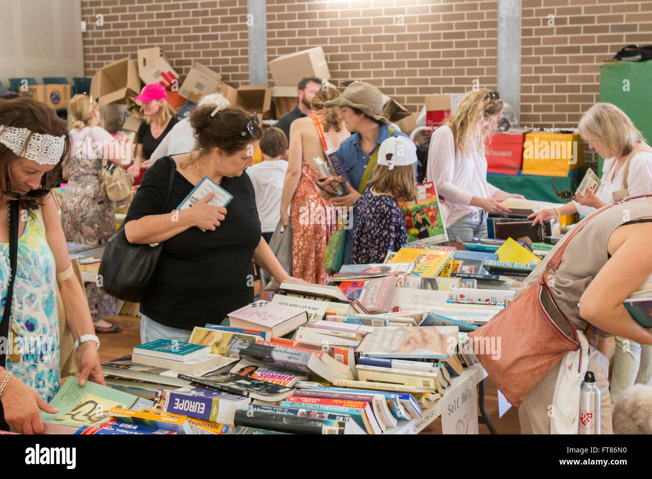 Gebrauchte und gebrauchte unerwünschte Bücher, die auf einer Volksschulmesse in Sydney, NSW, Australien verkauft wurden Stockfoto