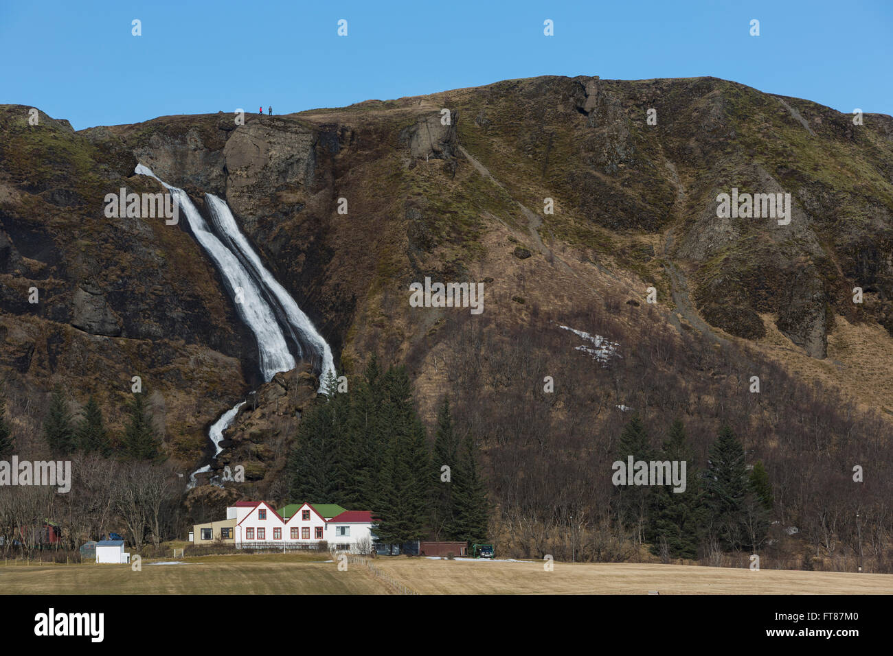 Der Systrafoss Wasserfall fällt vom See Systravatn in Stadtrand von Handelsort. Stockfoto