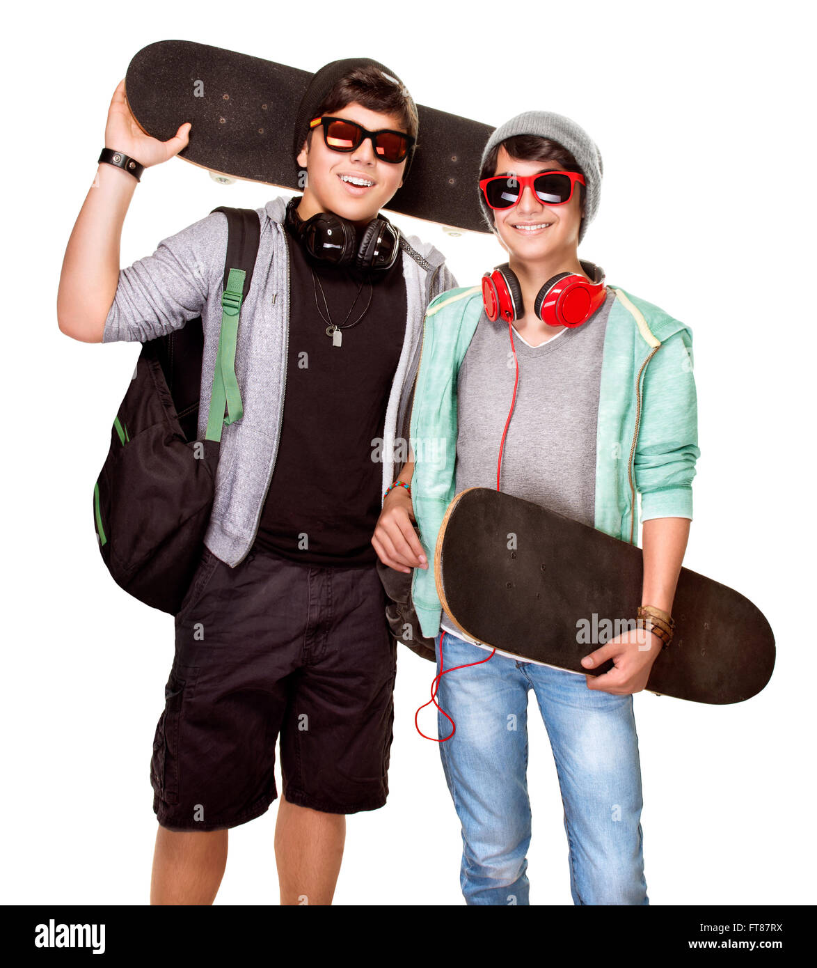 Porträt von zwei glücklichen stilvolle Skateboarder isoliert auf weißem Hintergrund, beste Freunde, Sport, aktive sportliche Teens genießen Stockfoto