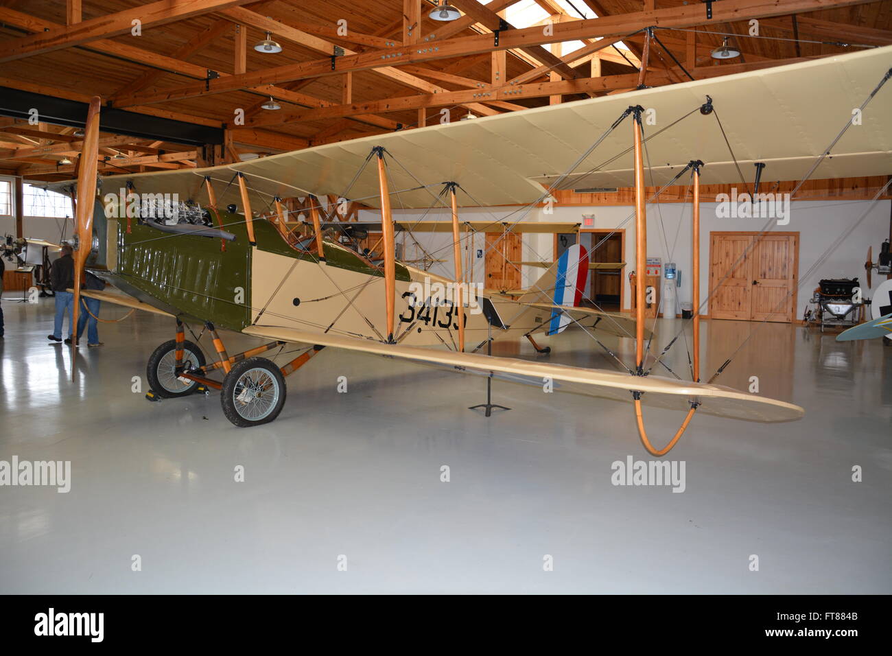 Ein WWI Curtiss Jenny Kämpfer Doppeldecker in einem Hangar am Military Aviation Museum in Virginia Beach Stockfoto