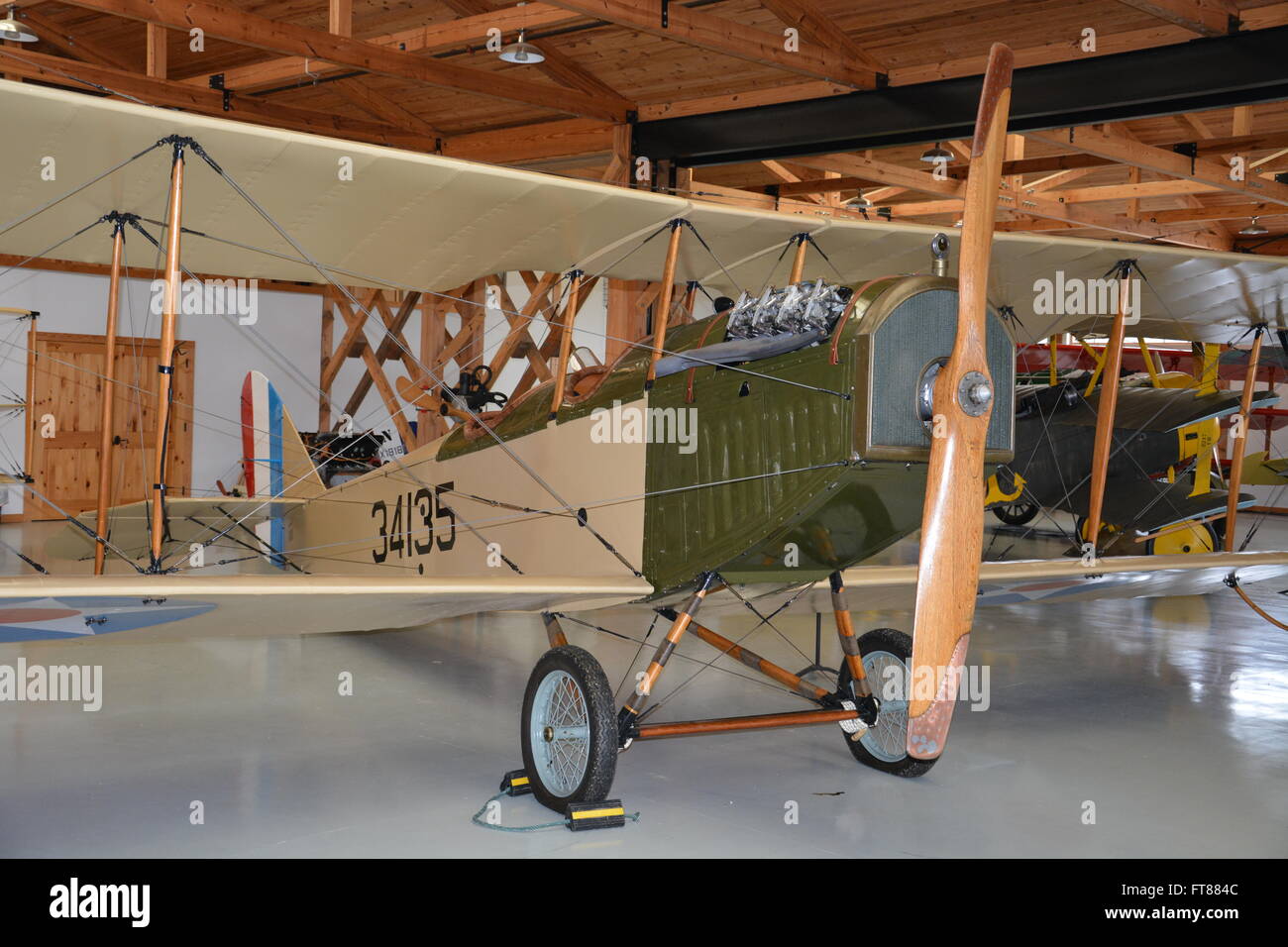 Ein WWI Curtiss Jenny Kämpfer Doppeldecker in einem Hangar am Military Aviation Museum in Virginia Beach. Stockfoto