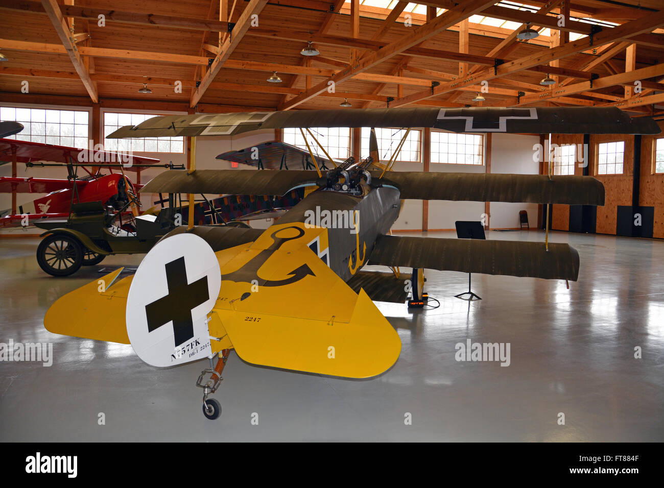 Ein Kämpfer der WWI deutsche Fokker DR1 Dreidecker in einem Hangar am Military Aviation Museum in Virginia Beach Stockfoto