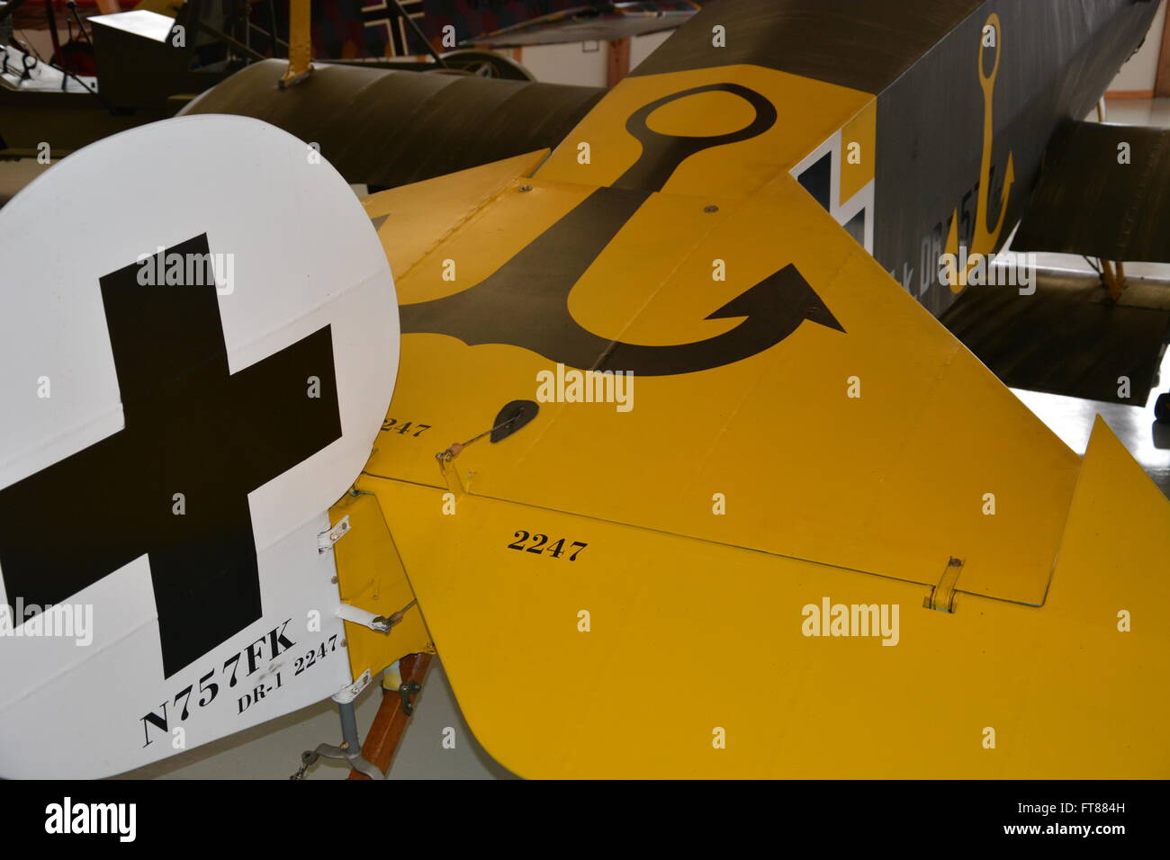 Ein Kämpfer der WWI deutsche Fokker DR1 Dreidecker in einem Hangar am Military Aviation Museum in Virginia Beach Stockfoto