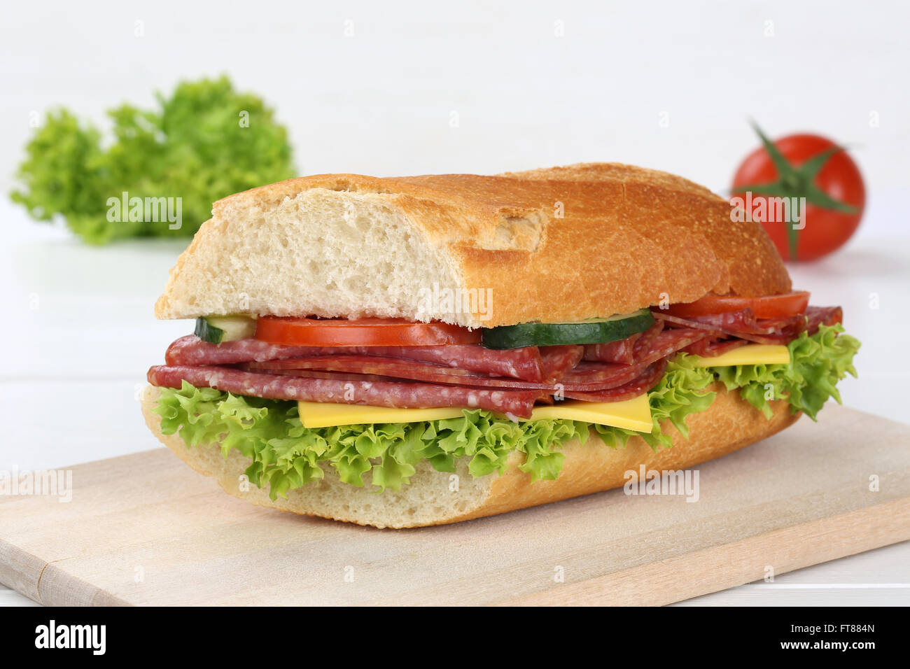 Sub-Sandwich-Baguette mit Salami, Schinken, Käse, Tomaten und Salat Stockfoto