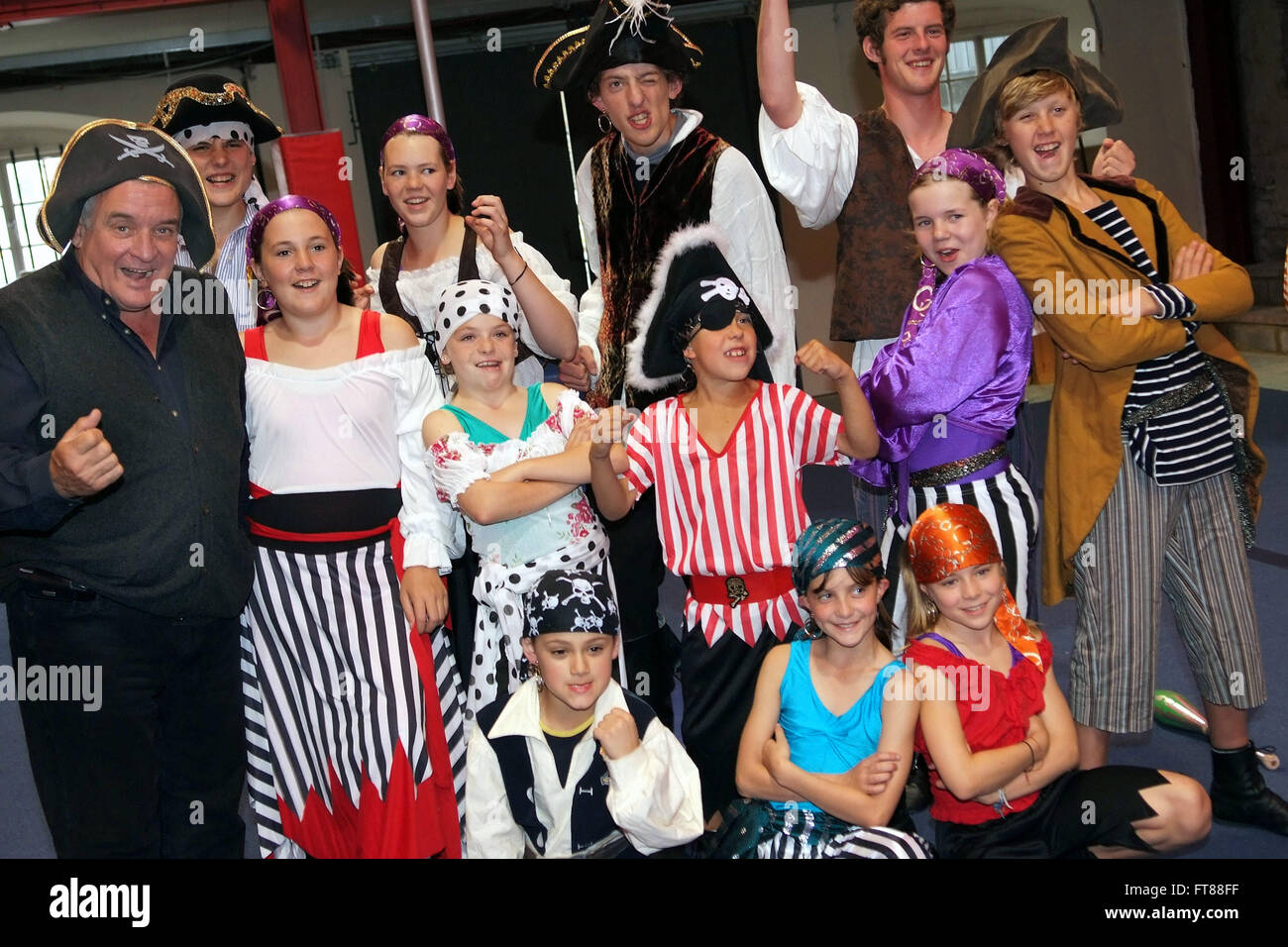 Wookey Hole Zirkus, Gerry Cottle Hocus Pocus Zirkusschule für Kinder und Jugendliche an Wookey Hole,Somerset,UK.a young'circus Fähigkeiten Stockfoto