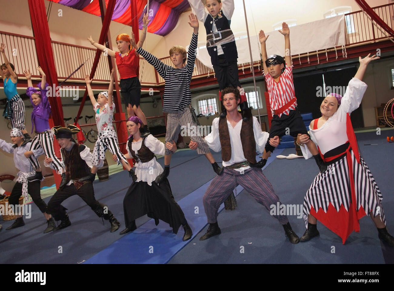 Wookey Hole Zirkus, Gerry Cottle Hocus Pocus Zirkusschule für Kinder und Jugendliche an Wookey Hole,Somerset,UK.a young'circus Fähigkeiten Stockfoto