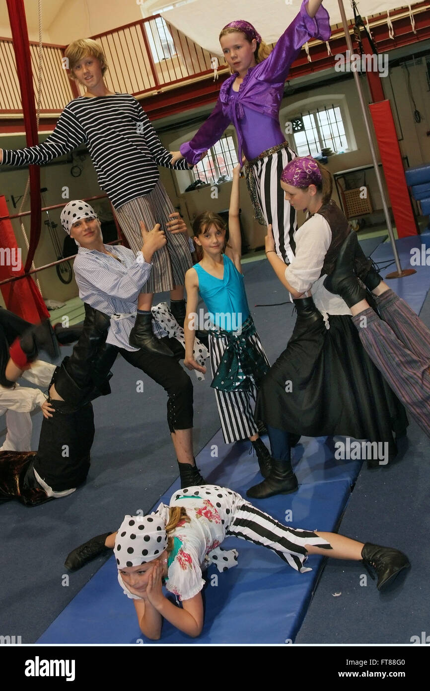 Wookey Hole Zirkus, Gerry Cottle Hocus Pocus Zirkusschule für Kinder und Jugendliche an Wookey Hole,Somerset,UK.a young'circus Fähigkeiten Stockfoto