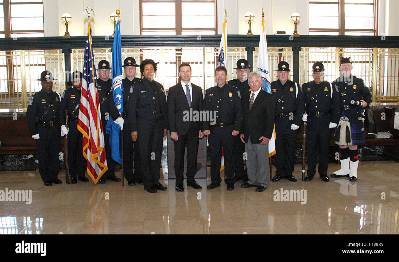 042415: Baltimore, MD - Augustine Moore wurde als neue Baltimore Director of Field Operations vereidigt. Die Zeremonie fand in Baltimore Custom House. CBP Deputy Commissioner Kevin McAleenan schworen in Frau Moore und ehemalige Baltimore DFO Micael Lovejoy war anwesend.  Fotografien von: Steve Sapp Stockfoto