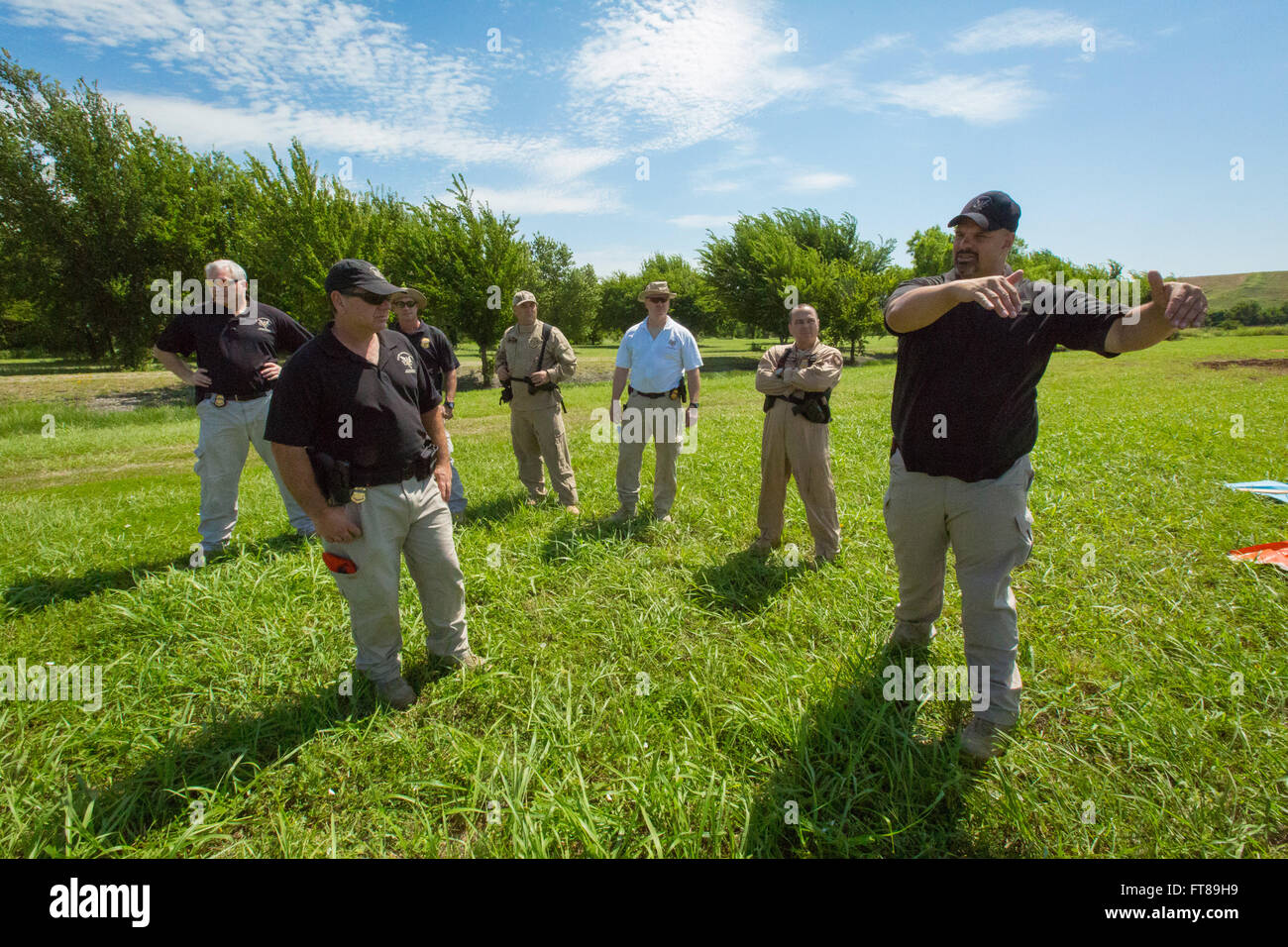 Das CBP Office of Air and Marine Pilots trainiert im National Air Training Center in Oklahoma City, um sich auf überlebensgefährliche Abstürze vorzubereiten und ihre Reaktionszeiten zu verbessern. Piloten üben die Montage großer Signalgeräte, die von Such- und Rettungsflugzeugen gesehen werden können. Die Schulung gewährleistet die Sicherheit und Bereitschaft der Luft- und Marineteams in Notfällen. Stockfoto Das CBP Office of Air and Marine Pilots trainiert im National Air Training Center in Oklahoma City, um sich auf überlebensgefährliche Abstürze vorzubereiten und ihre Reaktionszeiten zu verbessern. Piloten üben die Montage großer Signalgeräte, die von Such- und Rettungsflugzeugen gesehen werden können. Die Schulung gewährleistet die Sicherheit und Bereitschaft der Luft- und Marineteams in Notfällen. Stockfoto