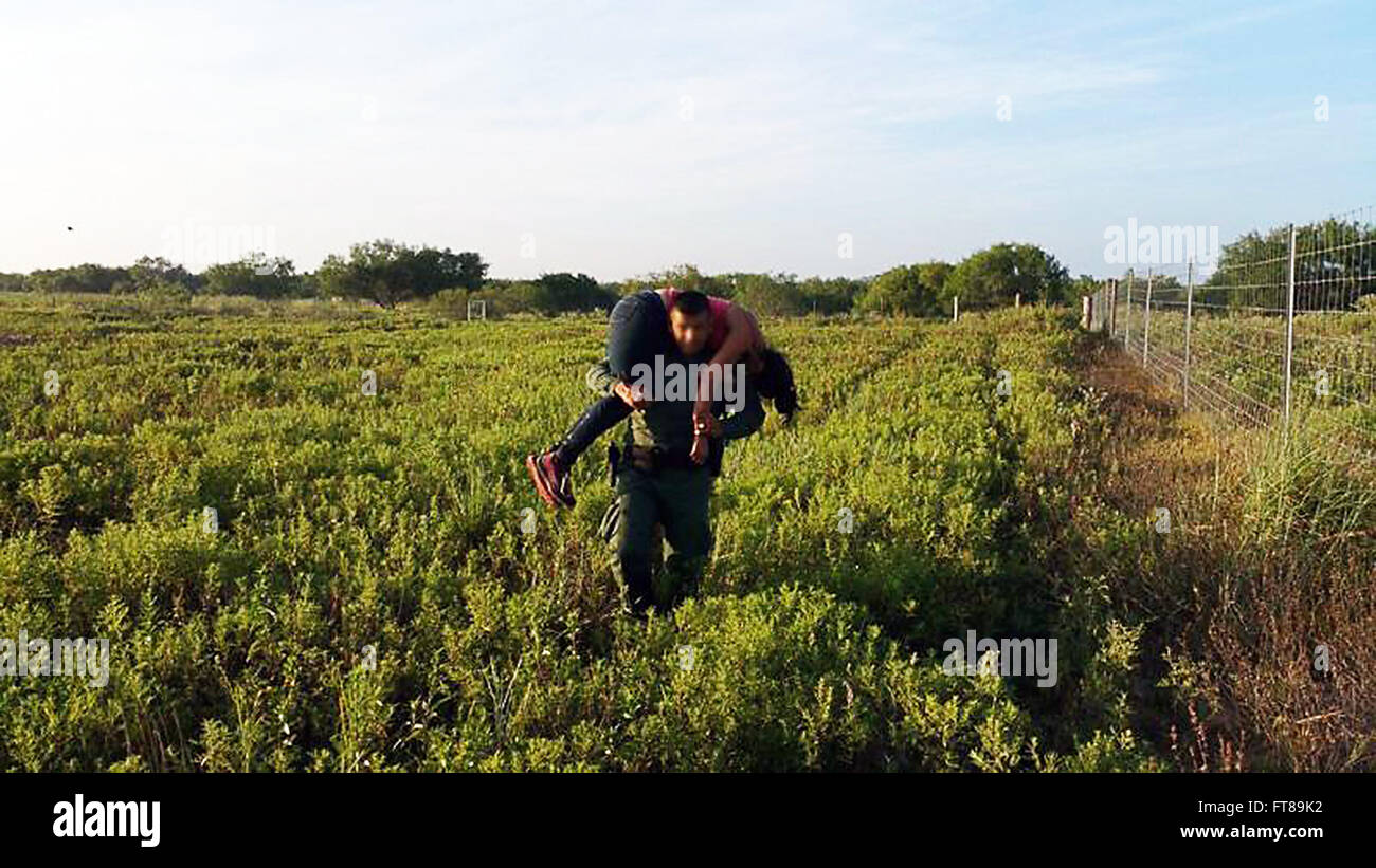 FALFURRIAS, Texas-US Border Patrol Agenten aus dem Rio Grande Valley Sektor gerettet eine honduranische Frau, die von einem skrupellosen Menschen Schmuggler auf einer lokalen Ranch verlassen worden war. Foto bereitgestellt von: U.S. Customs and Border Protection Stockfoto
