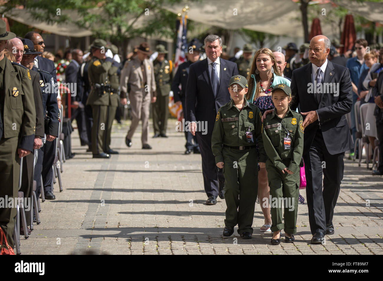 051315: Washington, D.C. - US Customs and Border Protection hielten ihre jährliche Valor Memorial und Kranzniederlegung Verlegung an einem schönen Tag, diejenigen zu Ehren, die in der Linie der Pflicht dies im vergangenen Jahr gestorben sind. Department of Homeland Security Secretary Jeh Johnson, DHS Deputy Secretary Alejandro Mayorkas US-Zoll und Grenze Kommissar R. Gil Kerliowske und CBP Deputy Commissioner Kevin McAleenan waren anwesend.   Fotograf: Josh Denmark Stockfoto