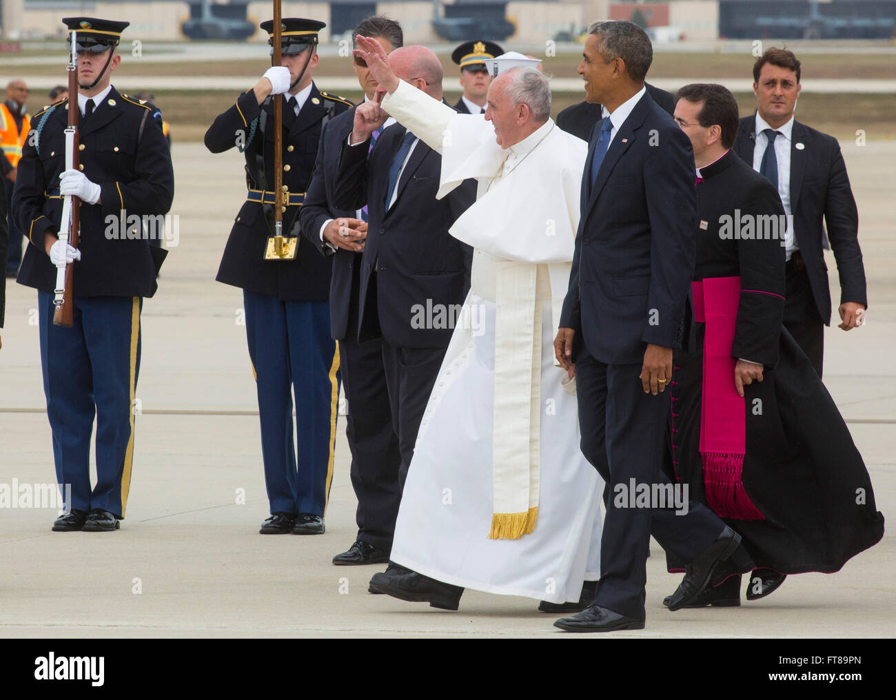 Auf diesem Foto von James Tourtellotte kommt der Papst in der Joint Base Andrews nahe Washington D.C. an und begrüßt lokale Studenten neben Präsident Obama. Stockfoto