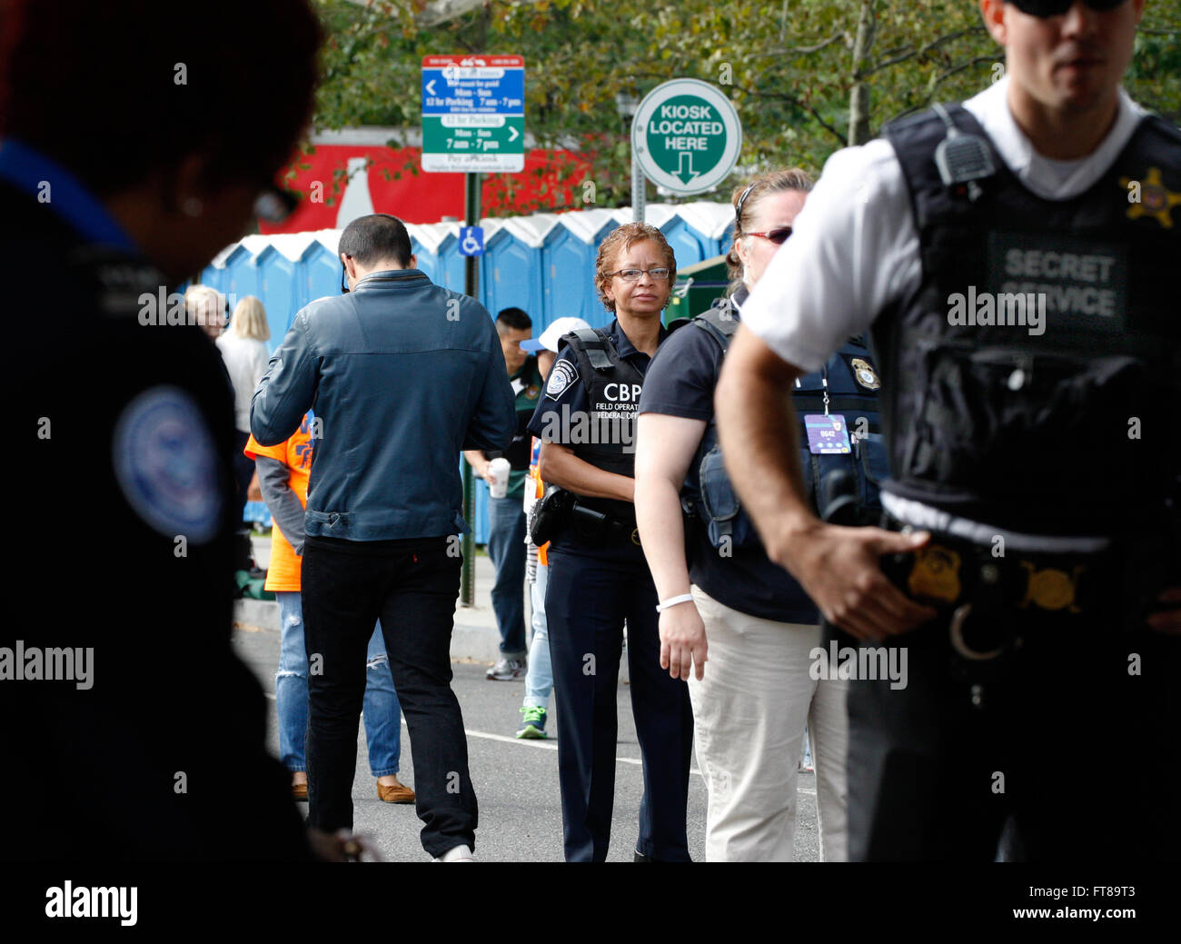 U.S. Customs and Border Protection (CBP) Officer Denice Jackson bietet eine Gesetz Durchsetzung Präsenz bei einer Sicherheitskontrolle vor der Papst Francis Messe in Philadelphia 27. September 2015. CBP trug zur päpstlichen Sicherheit in Washington, D.C., New York City und Philadelphia während des Papstes einwöchigen Besuch in den Vereinigten Staaten. (CBP Foto/Steve Sapp) Stockfoto