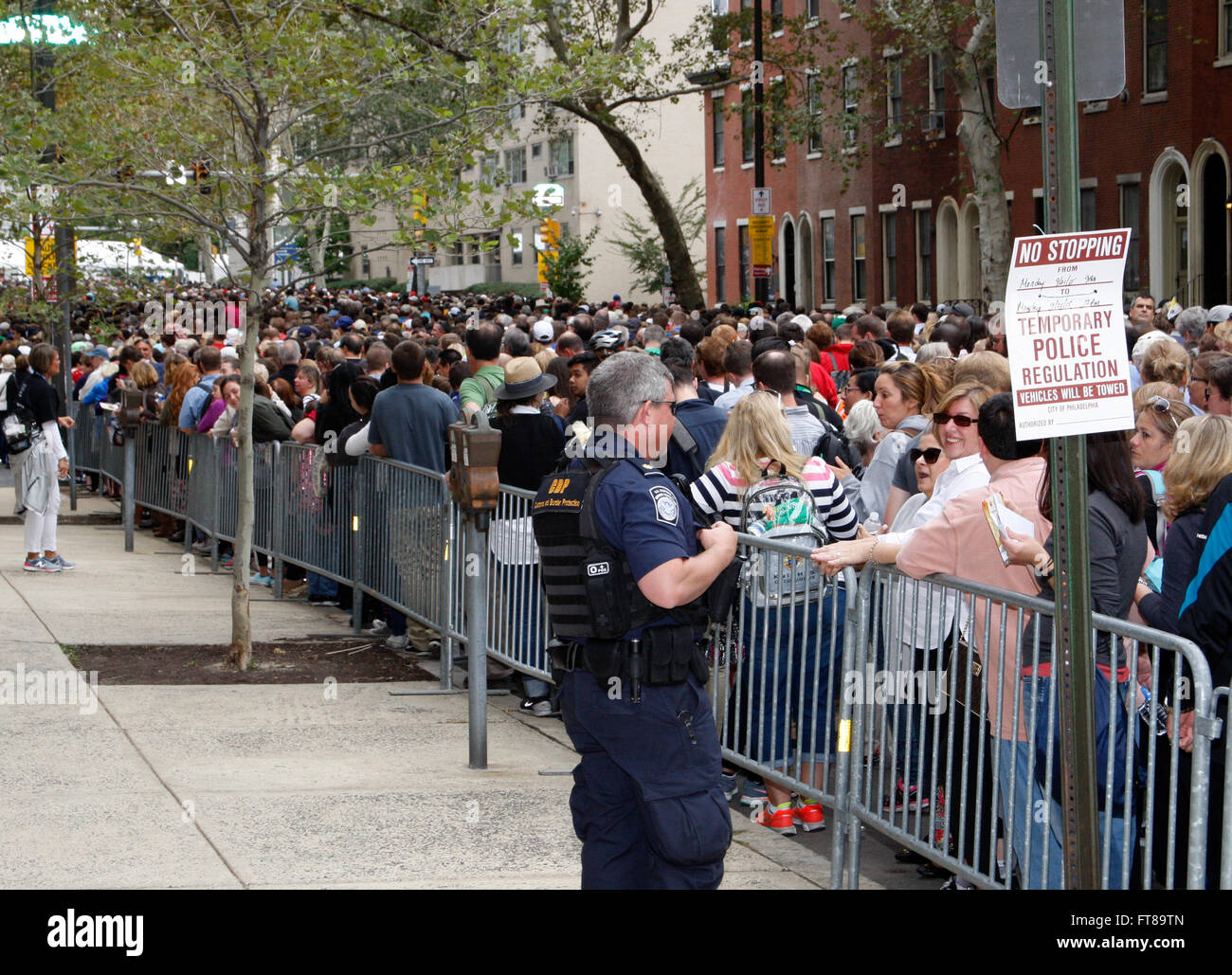 U.S. Customs and Border Protection (CBP) Aufsichtsrat Offizier Jeffrey Adams Chats mit Pilger vor der Papst Francis Messe in Philadelphia 27. September 2015. CBP trug zur päpstlichen Sicherheit in Washington, D.C., New York City und Philadelphia während des Papstes einwöchigen Besuch in den Vereinigten Staaten. (CBP Foto/Steve Sapp) Stockfoto