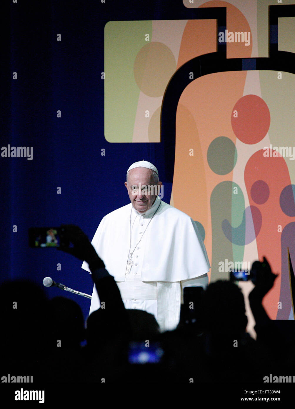 Papst Francis Adressen VIPs während seiner Abschiedszeremonie am Flughafen Philadelphia International 27. September 2015 nach seinem einwöchigen Besuch in die Vereinigten Staaten. U.S. Customs and Border Protection (CBP) trug zur päpstlichen Sicherheit in Washington, D.C., New York City und Philadelphia. (CBP Foto/Steve Sapp) Stockfoto