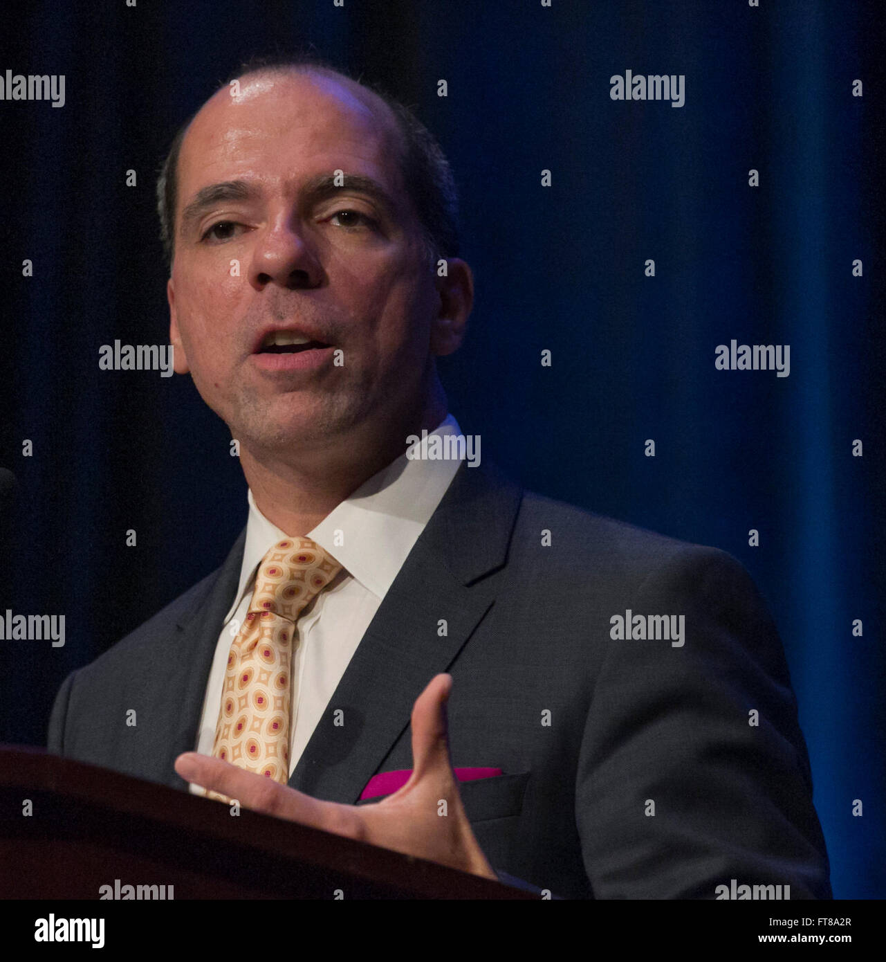 Abteilung der Homeland Security Assistant Secretary für den privaten Sektor, Jose Raul Perales, liefert die Keynote am Tag zwei der Ostküste Handel Symposium in Baltimore Maryland. Foto von James Tourtellotte. Stockfoto