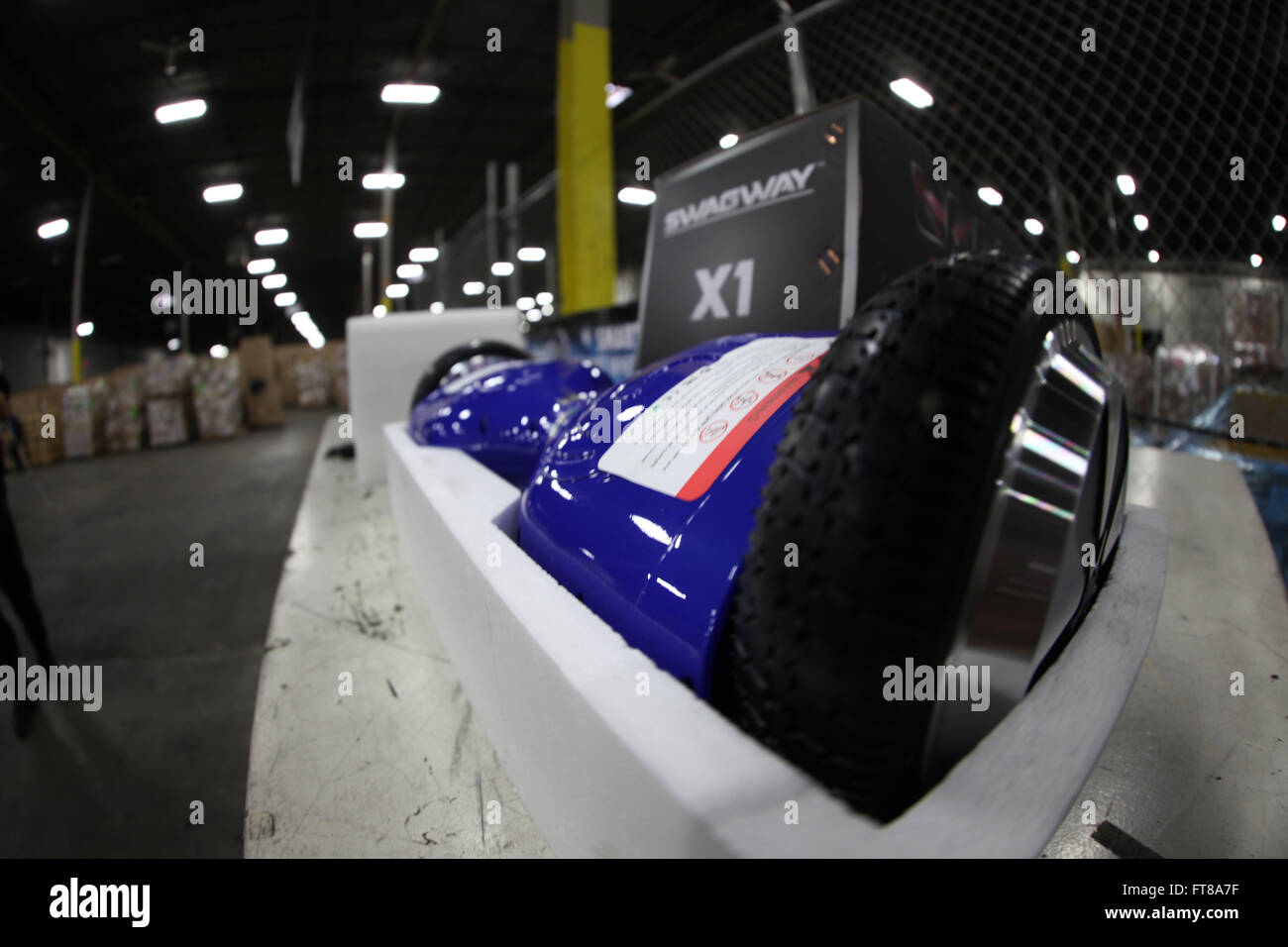Eine gefälschte Hoverboard ist auf dem Display für eine Pressekonferenz in Chicago am 27. Januar 2016 kündigt die Beschlagnahme von mehr als 16 - tausend Hoverboards.  Kristoffer N Grogan Stockfoto