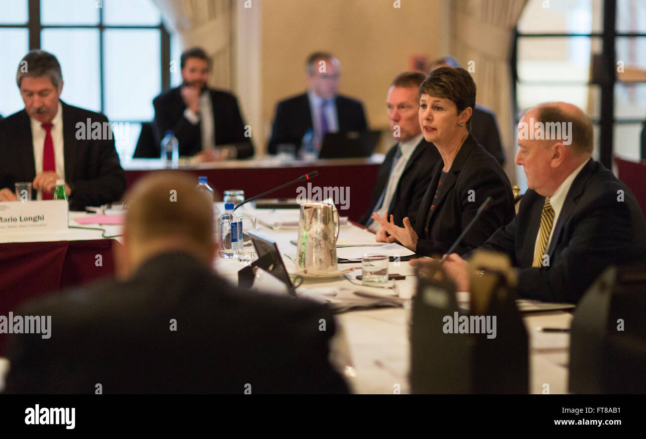 Brenda Smith, stellvertretende Kommissarin für das Büro für internationalen Handel, spricht vor dem Verwaltungsrat des American Iron and Steel Institute (AISI) über die Bemühungen des CBP, die Vorschriften für den Stahlhandel durchzusetzen und faire Handelspraktiken in der Industrie aufrechtzuerhalten. Stockfoto