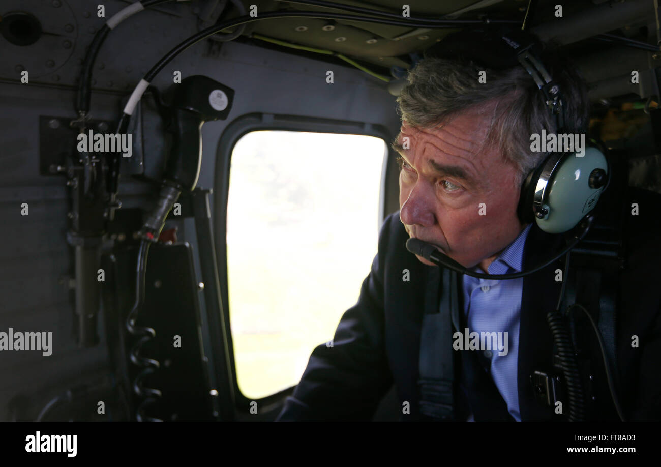 U.S. Customs and Border Protection Kommissar R. Gil Kerlikowske späht aus den Fenstern des CBP Black Hawk Hubschrauber, wie er einen Rundflug über Levi es Stadium, Website des Super Bowl 50, in Santa Clara, Kalifornien, 6. Februar 2016 nimmt. Kerlikowske tourte durch CBP Sicherheits-Operationen in der Gegend und bedankte sich bei Polizisten vor Ort, die Vorbereitung für das NFL Championship Game zwischen den Denver Broncos und die Carolina Panthers gewesen war. (U.S. Customs and Border Protection Foto von Glenn Fawcett) Stockfoto