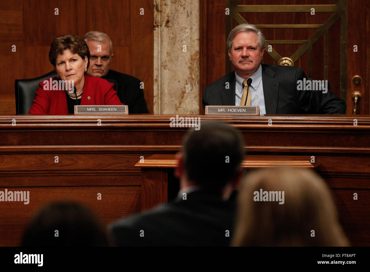 Vorsitzender John Hoeven, Recht und Ranking Member Jeanne Shaheen hören als Deputy Commissioner der US-Zoll und Grenze Schutz Kevin McAleenan bezeugt vor dem Senat Mittel Subcommittee on Homeland Security in Washington, D.C., 8. März 2016. (U.S. Customs and Border Protection Foto von Glenn Fawcett) Stockfoto