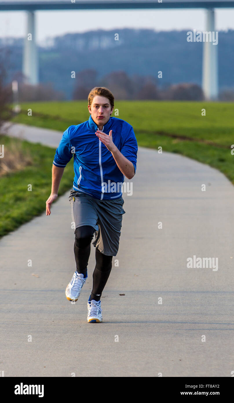 Junger Mann macht Sport im Freien, Fitness-Training, laufen, Sprint  Stockfotografie - Alamy