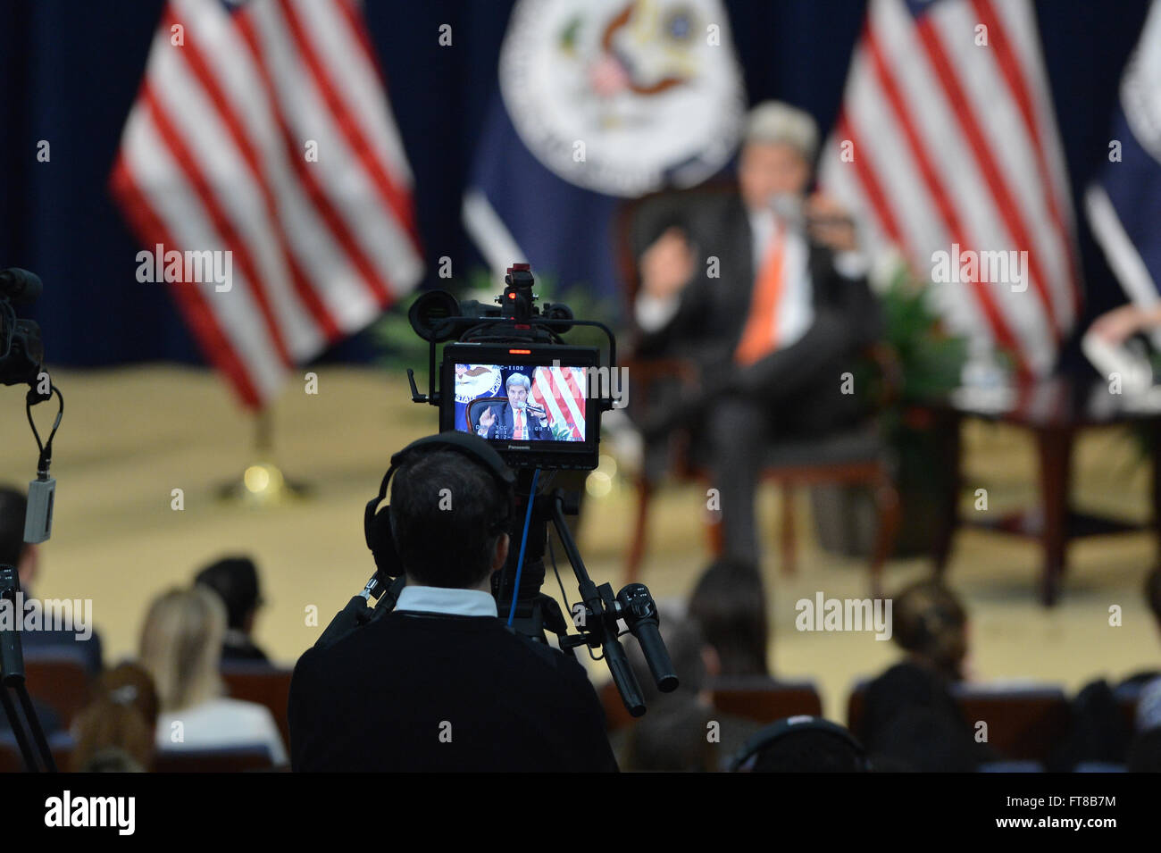 US-Außenminister John Kerry hält ein Rathaus-Treffen mit dem Department of State Staff in Washington, D.C. ab. Das Treffen fand am 8. Februar 2016 statt, als Teil einer regelmäßigen Zusammenarbeit mit diplomatischen Mitarbeitern. Stockfoto
