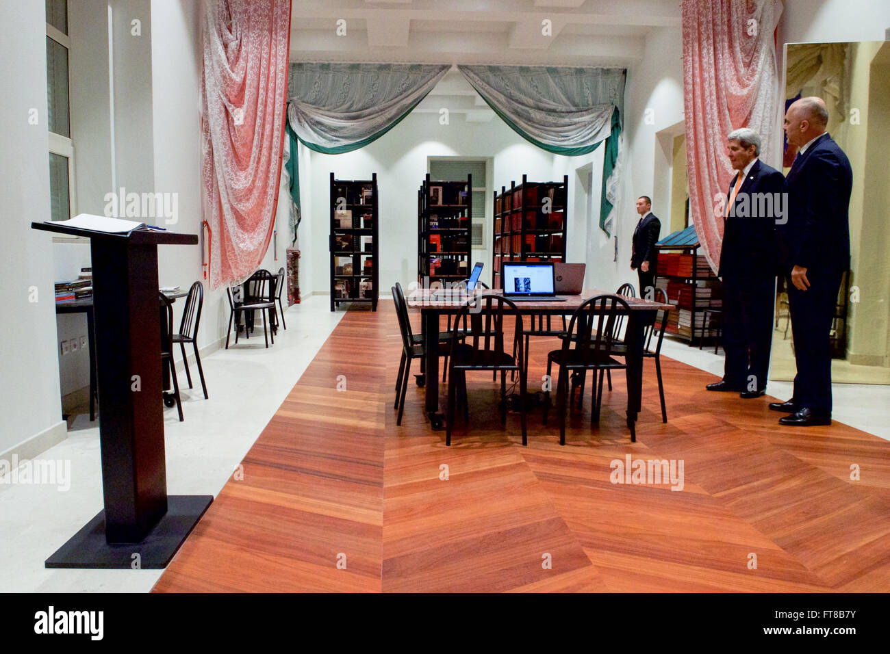 Albanische Ministerpräsident Edi Rama zeigt US-Außenminister John Kerry eine Bibliothek für die Öffentlichkeit zugänglich im ersten Stock des Prime Ministeriums in Tirana, Albanien, nach einem bilateralen Treffen am 14. Februar 2016. [State Department Foto / Public Domain] Stockfoto