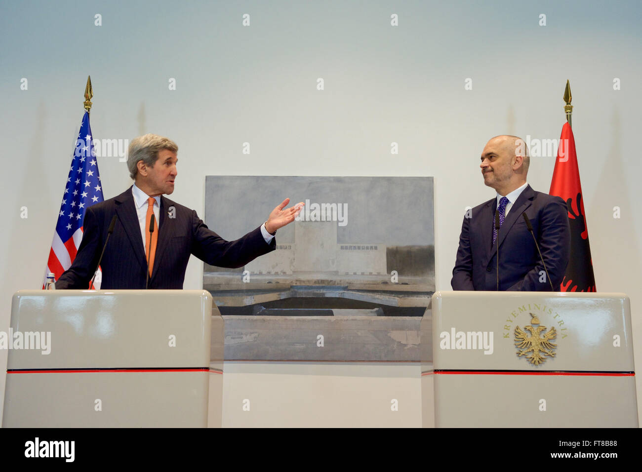 Auf diesem Foto hört der albanische Premierminister EDI Rama US-Außenminister John Kerry auf einer Pressekonferenz im Premierministerium von Tirana, Albanien, am 14. Februar 2016, nach einem bilateralen Treffen zwischen den beiden Führern. Stockfoto