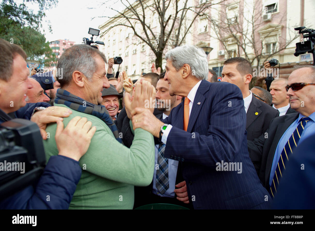 Ein Foto, auf dem US-Außenminister John Kerry die Öffentlichkeit außerhalb des Premierministeriums in Tirana, Albanien, nach einem Treffen mit Premierminister EDI Rama am 14. Februar 2016 begrüßt. Stockfoto