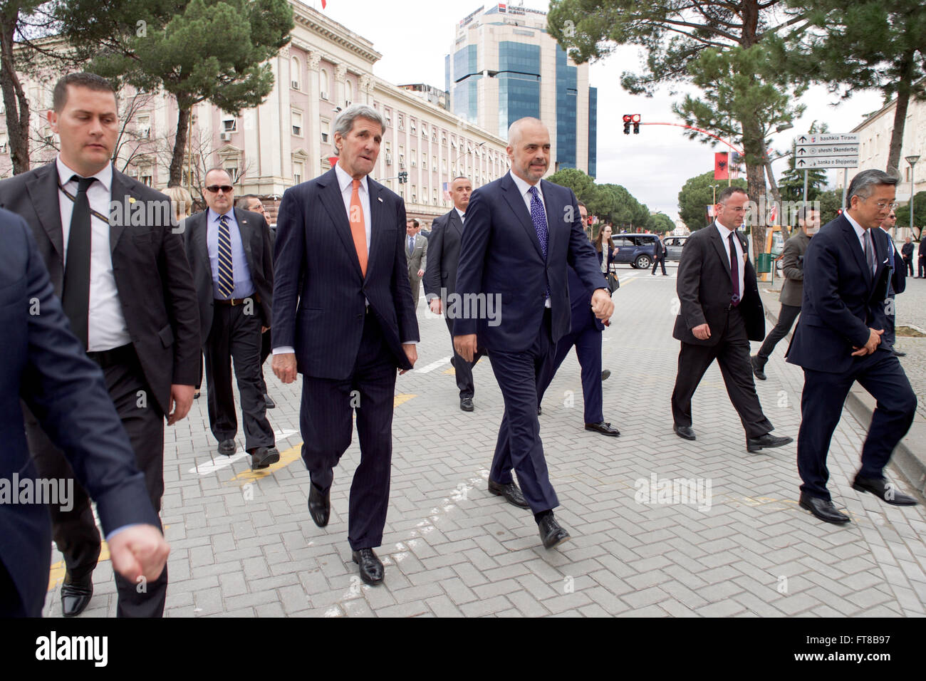 US-Außenminister John Kerry geht mit albanische Ministerpräsident Edi Rama außerhalb der Ministerpräsidium in Tirana, Albanien, nach ihrer bilateralen Treffen am 14. Februar 2016. [State Department Foto / Public Domain] Stockfoto