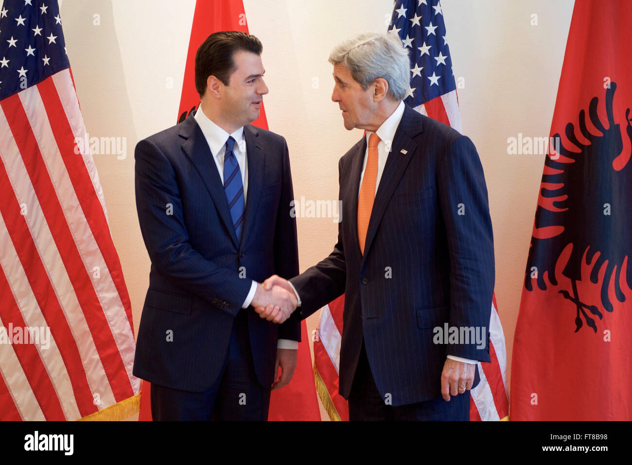 US-Außenminister John Kerry schüttelt Hände mit albanische Opposition Partei Führer Lulzim Basha im Rogner Hotel in Tirana, Albanien, bevor ihre bilateralen Treffen am 14. Februar 2016. [State Department Foto / Public Domain] Stockfoto